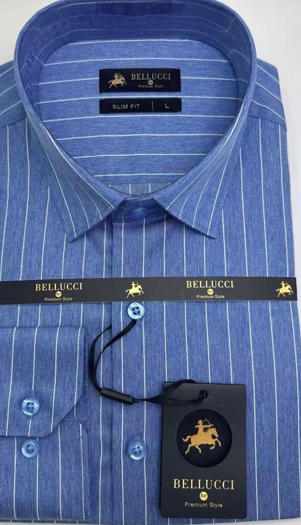 Chemise bleue à rayures blanches